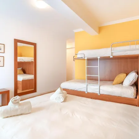 Dina's At Назаре